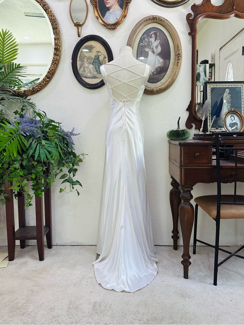 Elegant White Satin Backless Evening Gown